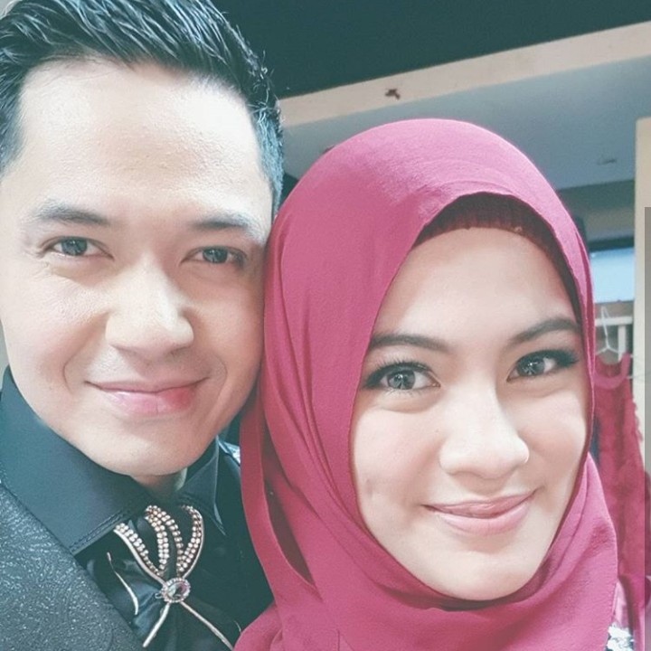 <p>Pasangan suami istri dari kalangan selebriti, Dude Harlino dan Alyssa Soebandono, selalu tampil mesra dalam kesederhanannya. Setelah empat tahun menikah, kemesraan itu makin kuat bersinar. (Foto: Instagram @ichasoebandono)</p>