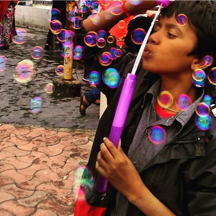 <p>Wah, serius nih niupin gelembung sabunnya. (Foto: Instagram @the_wordaholic)</p>