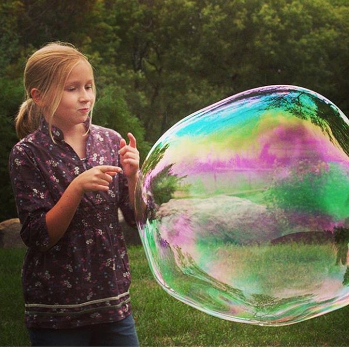 <p>Wah, gede banget gelembung sabunnya. (Foto: Instagram @extremebubblesinc)</p>