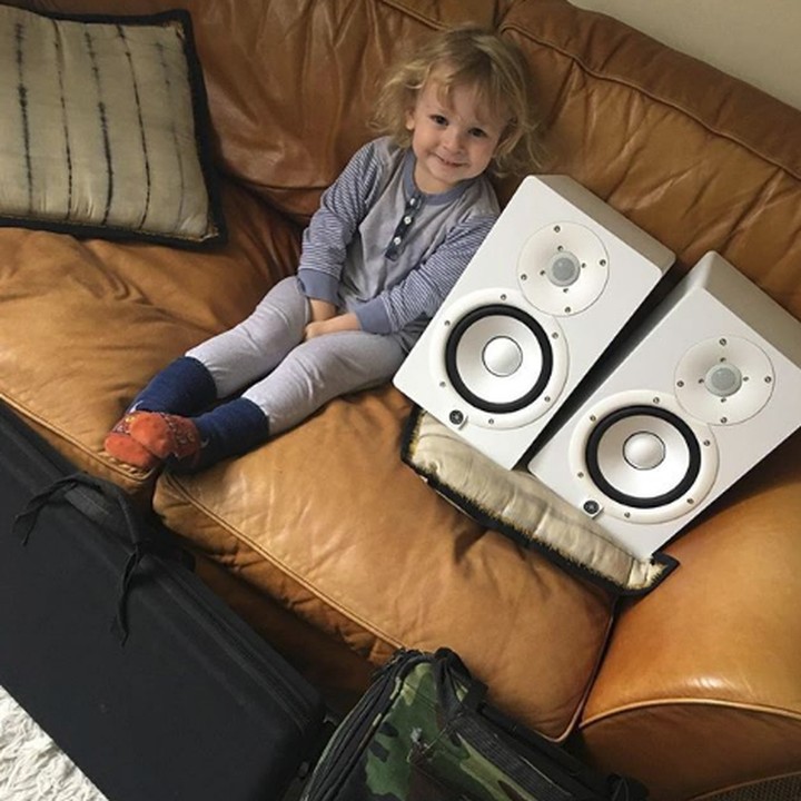 <p>Hi-hi-hi, Archie sedang berpose dengan sound sytem yang sebesar tubuhnya. (Foto: Instagram @iamdjarchie)</p>