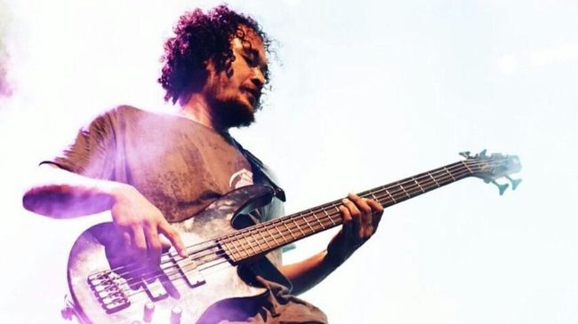 Kepiawaian Made Indra dalam membetot bas mengisi 'nyawa' band Navicula. Meski tak banyak bicara di atas panggung, ia selalu tampil energik dalam bermusik.