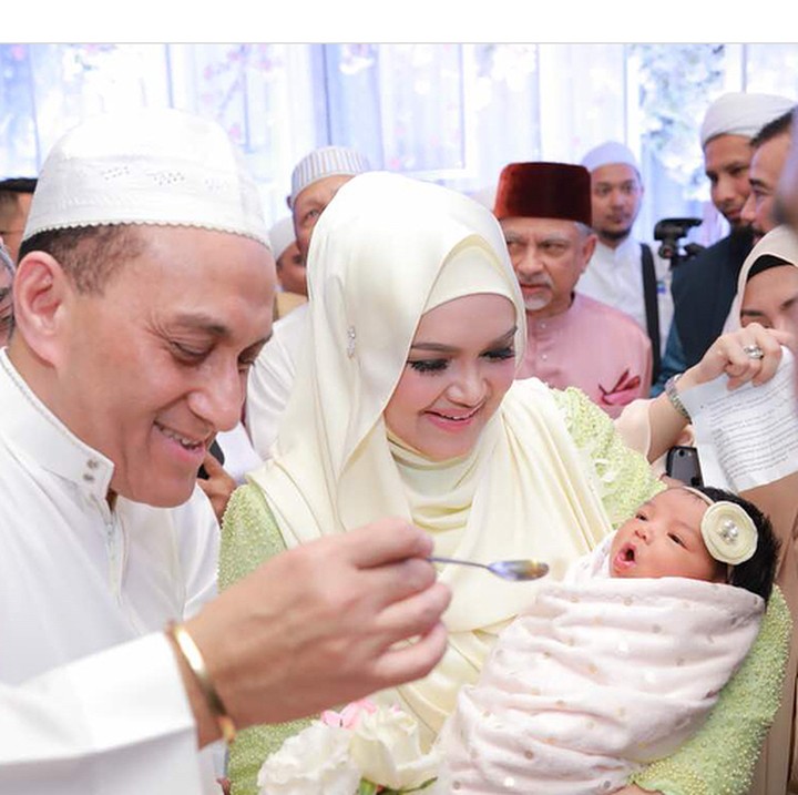 <p>Ini saat aqiqah dan tahnik sempena untuk Siti Aafiyah digelar. (Foto: Instagram @ctdk/ @kakifoto_)</p>