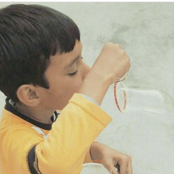 <p>Gelembung sabun ini membuktikan mainan anak nggak harus mahal. Bahkan kita dan si kecil bisa bikin sendiri di rumah. (Foto: Instagram @sharmaakshay1994/ @thinthoughts)</p>