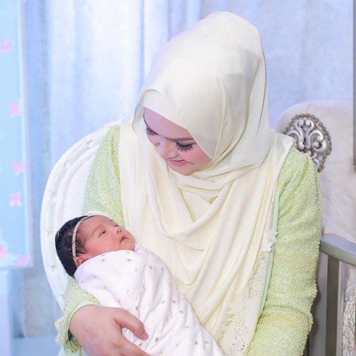 <p>Siti Aafiyah lahir setelah 11 tahun bunda dan ayahnya menanti. (Foto: Instagram @ctdk/ @kakifoto_)</p>