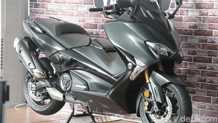 PT. Yamaha Indonesia Motor Mfg. (YIMM) menggelar acara
simbolis penyerahan TMAX DX ke konsumen Indonesia. Acara bertajuk #TMAXDXFirstOwner
ini diselenggarakan di Yamaha Flagship Shop Cempaka Putih, Jakarta, Sabtu 24 Maret 2018.
Sebanyak 60 unit TMAX DX diimpor pertama kali dari Jepang untuk memenuhi keinginan
konsumen terhadap Sport Commuter MAXI Yamaha ini.