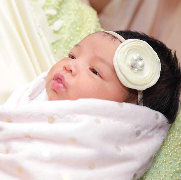 <p>Sebelum namanya diumumkan ke publik, Siti Nurhaliza menyebut anaknya Fatimah Az-Zahra. Dalam beberapa kesempatan Siti juga menyebutnya si comel berpipi merah. Hi-hi, lucu ya. (Foto: Instagram @ctdk/ @kakifoto_)</p>