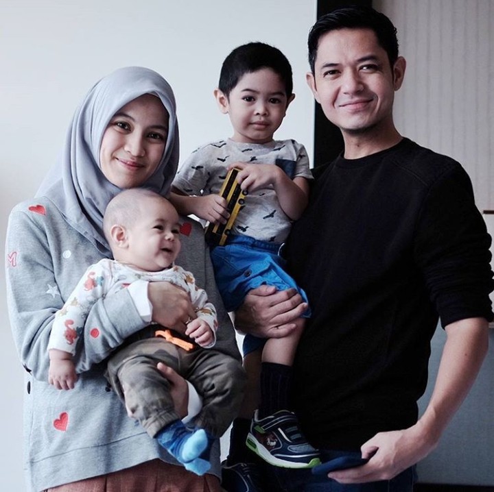 <p>Sebaliknya bagi Dude, Alyssa dan anak-anaknya adalah mood booster.(Foto: Instagram @ichasoebandono)</p>