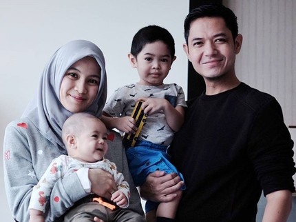Cara Dude Harlino Membatasi Anak agar Tak Kecanduan Gadget