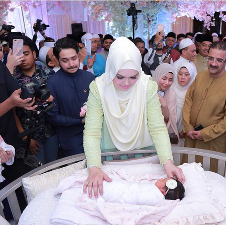 <p>Sejak Siti Aafiyah dilahirkan, banyak yang menanti-nantikan seperti apa sih wajah putri kecil Siti Nurhaliza ini. (Foto: Instagram @ctdk/ @kakifoto_)</p>