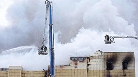 FOTO: Api Melahap Mal di Siberia, Puluhan Orang Tewas