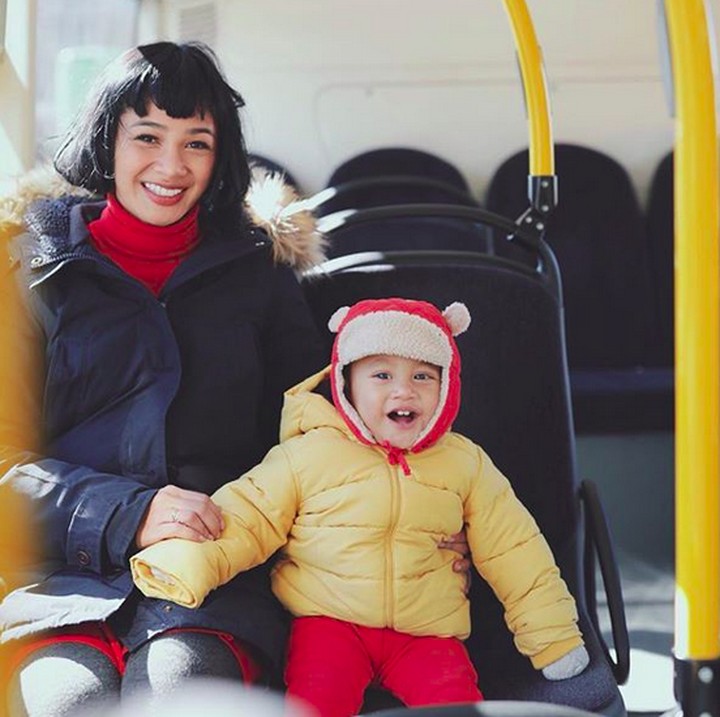<p>Kalau kata bundanya, pakai baju musim dingin kayak gini Kawa kayak Winnie The Pooh. Hi-hi-hi. (Foto: Instagram/ @andienaisyah)  </p>