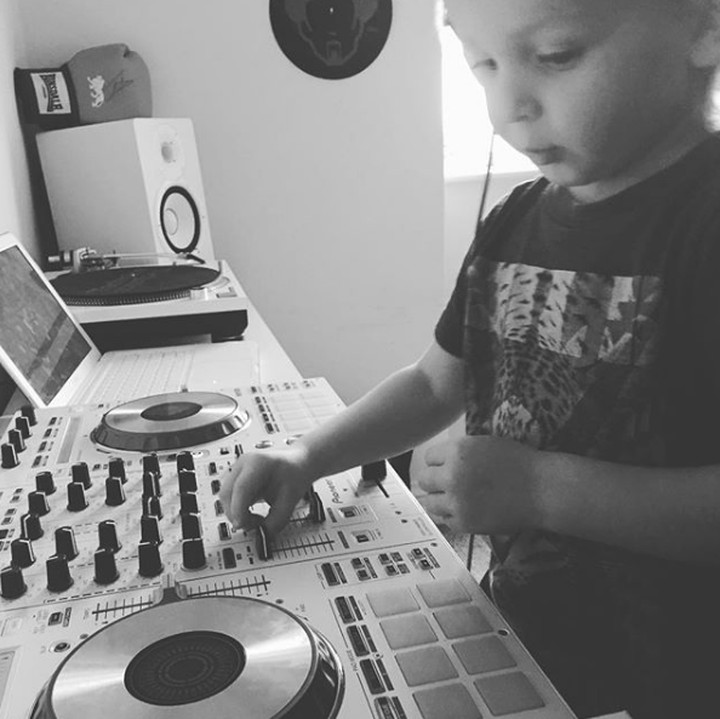 <p>Lihat deh, asyik banget ya gaya si kecil Archie. (Foto: Instagram @iamdjarchie)</p>