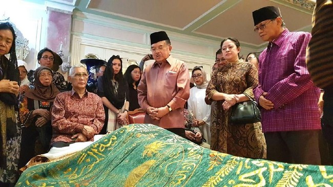 Saat melayat, Wapres RI Jusuf Kalla dan Wapres keenam RI Try Sutrisno menyebut mendiang Probosutedjo sebagai pembela Soeharto dan pengusaha pribumi.