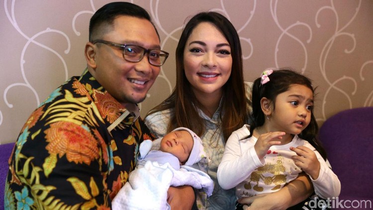 Romansa Cinta Reisa Broto Asmoro & Suami yang Sama-sama Ningrat Seperti apa kisah cinta dr.Reisa Broto Asmoro dan sang suami, Tedjodiningrat Broto Asmoro?