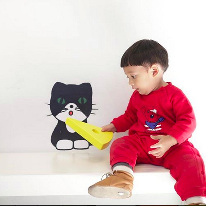 <p>Wah, ada yang lagi ngasih makan kucing nih. He-he-he. (Foto: Instagram/ @andienippekawa)</p>