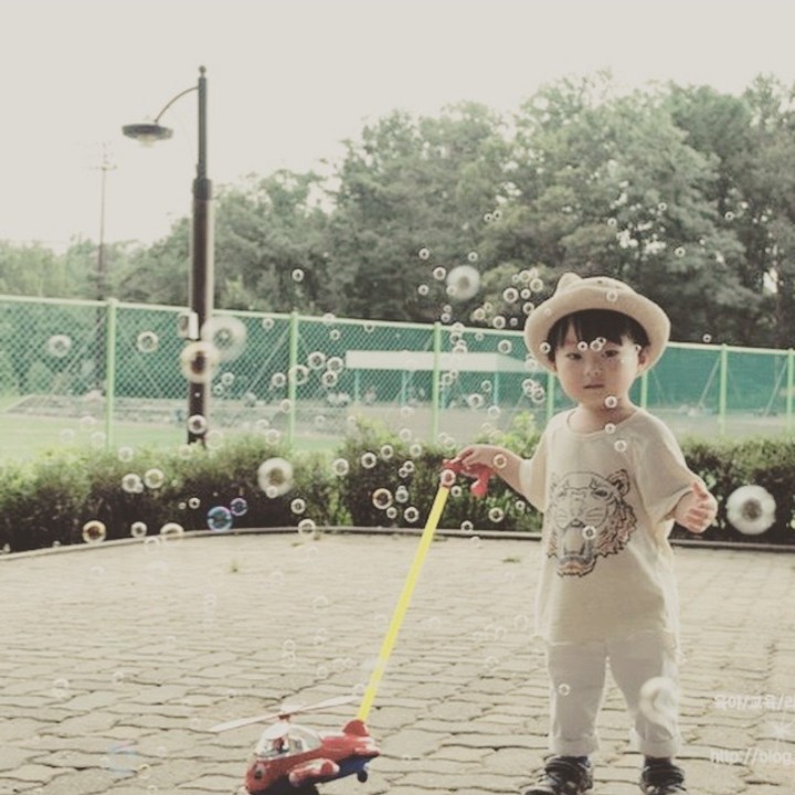 <p>Saat puluhan bahkan ratusan gelembung sabun menerpa, si kecil bisa berimajinasi jadi apapun. (Foto: Instagram @motherscom)</p>