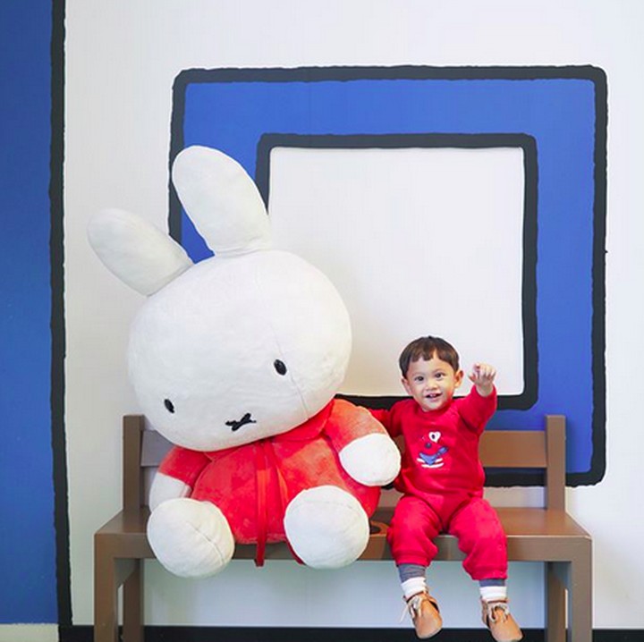 <p>Berkunjung ke Nijntje Museum, Kawa senang banget ketemu 'teman' barunya. (Foto: Instagram/ @andienaisyah)</p>