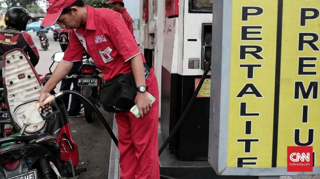 Sejumlah pengendara saat mengisi bahan bakar di SPBU, Jakarta, Selasa, 20 Maret 2018. Pemerintah kembali meneruskan Program BBM Satu Harga di tahun 2018 ini, Melalui program BBM satu harga, pemerintah bersama Pertamina berkomitmen untuk terus menambah jumlah lembaga penyalur BBM di seluruh Indonesia. Ini merupakan salah satu agenda prioritas pemerintahan Jokowi-JK yang termasuk dalam Nawacita yaitu membangun Indonesia dari pinggiran dengan memperkuat daerah dan desa dalam kerangka negara kesatuan. Sesuai roadmap BBM satu harga, pada tahun 2018 akan didirikan 73 lembaga penyalur terdiri dari 67 lembaga penyalur PT. Pertamina (Persero) dan enam lembaga penyalur PT. AKR Corporindo Tbk. SPBU BBM satu harga saat ini sudah ke-58 dan 59 yang telah beroperasi secara nasional.CNN Indonesia/Andry Novelino