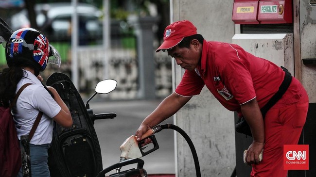 Pemerintah perlu segera mengambil opsi menaikkan harga BBM agar tekanan terhadap rupiah yang saat ini semakin besar bisa segera dikurangi.