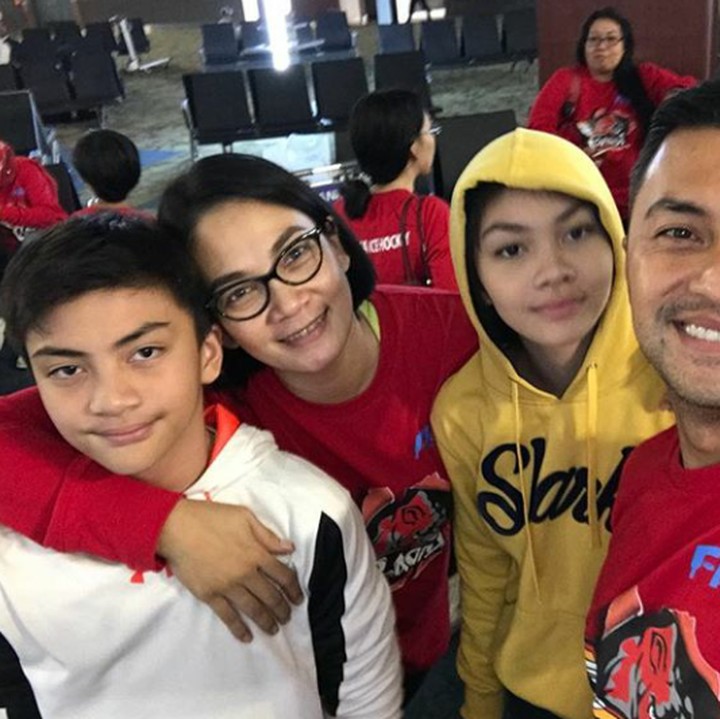 <p>Menemani Sasi dan Arka di lomba ice hockey. (Foto: Instagram @anjasmara)</p>