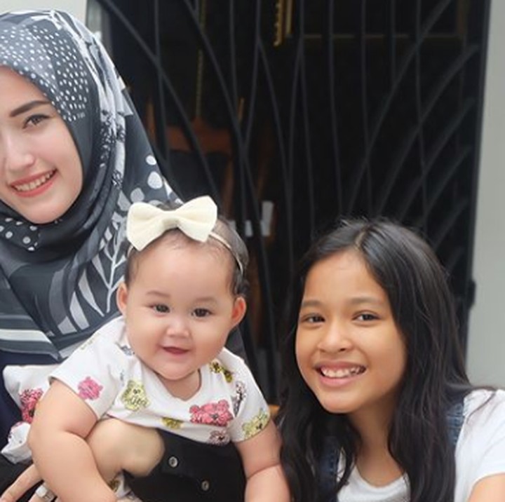 Lagi santai-santai sore dengan Cici dan si kecil Kayla nih. (Foto: Instagram @adeliapasha)