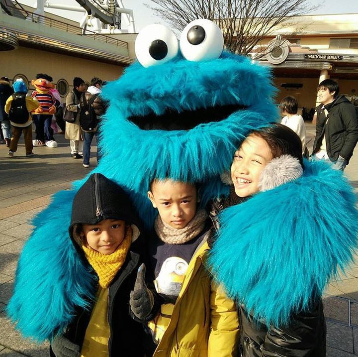<p>Happy banget tiga kakak beradik ini berada di pelukan Cookie Monster. (Foto: Instagram/ @lifelivelovelaugh)</p>