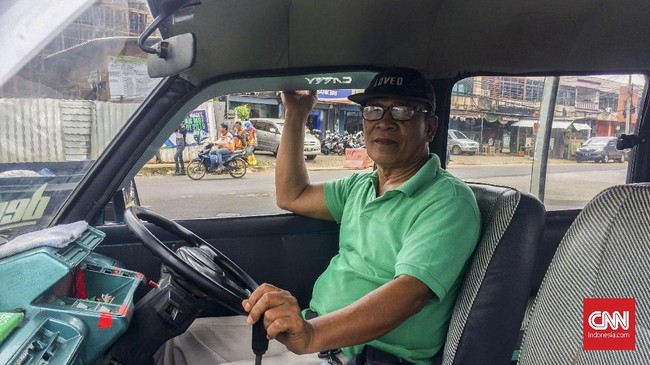 Kenaikan harga Bahan Bakar Minyak (BBM) Pertalite disertai kelangkaan Premium membuat nasib supir angkutan umum perkotaan semakin terpuruk.