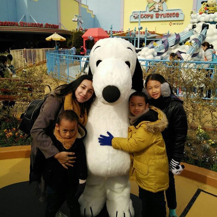 <p>Lagi-lagi, Ayah Oka jadi juru potret. Bunda Rara dan anak-anak berpose sama Snoopy dulu ya. Hi-hi-hi. (Foto: Instagram/ @lifelivelovelaugh)</p>