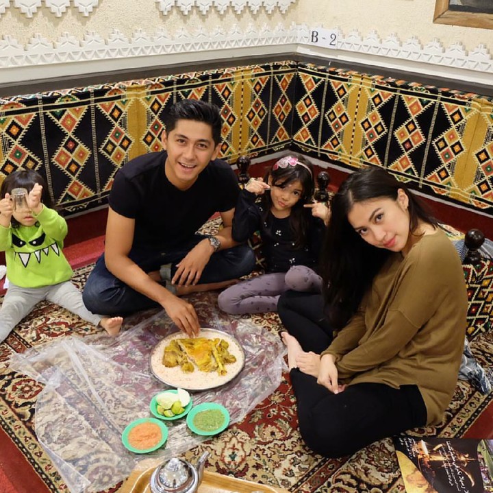 <p>Liburan dan makan bersama bisa jadi family time buat keluarga kecil ini. (Foto:Instagram/kenangmirdad)</p>
