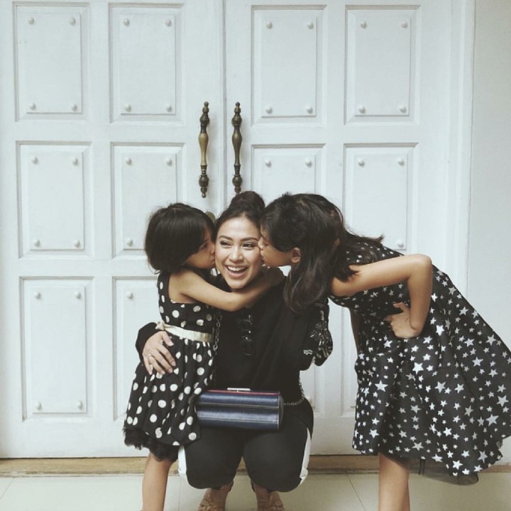 <p>Kiss! Kecup sayang Alaia dan Aluna buat sang bunda. (Foto: Instagram/tynakannamirdad)</p>