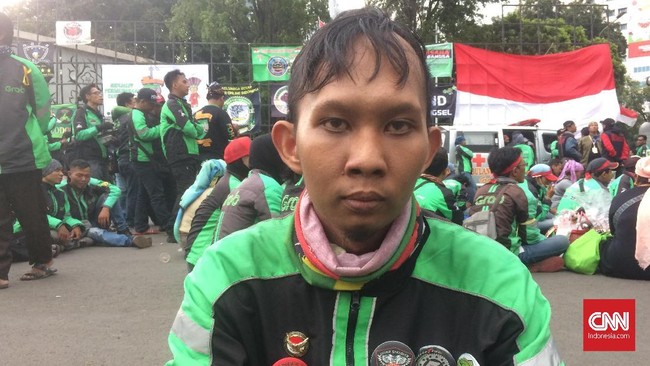 Mengendarai sepeda motor, sejumlah pengemudi ojek online dari Cirebon konvoi ke Jakarta. Tujuan mereka satu, memperjuangkan tarif angkutan yang dinilai murah.