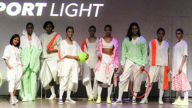 Nonton bareng Piala Dunia 2018 bisa jadi tak menyenangkan jika salah kostum, karenanya siasati dengan gaya busana sporty seperti sneakers, jersey atau hoodie.