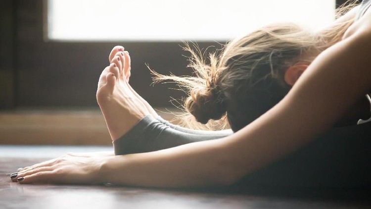 Sama halnya dengan olahraga lain, yoga memiliki banyak manfaat untuk seseorang. Termasuk ibu bekerja, berikut tiga manfaat utamanya.