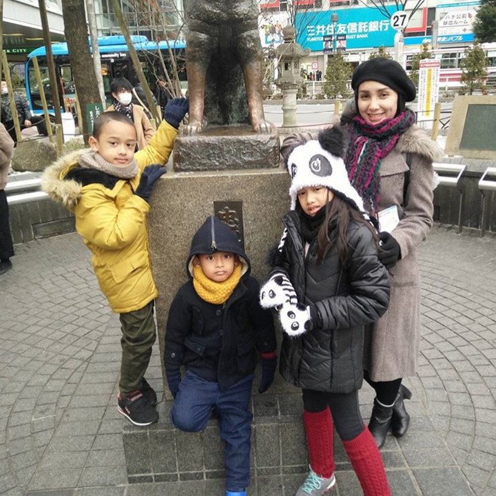 <p>Ini saat Bunda Rara bersama Shara, Ruga, dan Yusa berfoto di dekat patung Hachiko. Fotonya sudah pasti dijepret oleh Ayah Oka. He-he-he. (Foto: Instagram/ @lifelivelovelaugh)</p>