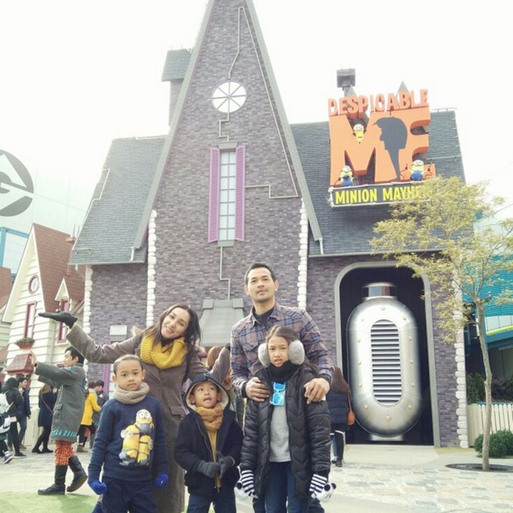 <p>Sekeluarga happy banget nih foto di depan rumahnya Minion. (Foto: Rara Wiritanaya)  </p>