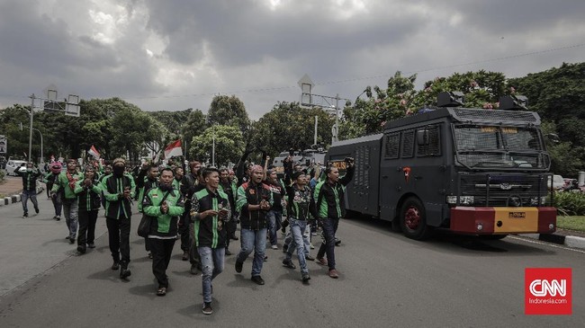 Pemerintah beranji akan mempertemukan pendemo dengan perusahaan Gojek, Grab, dan Uber untuk menemukan solusi atas masalah ojek online, esok (28/3).
