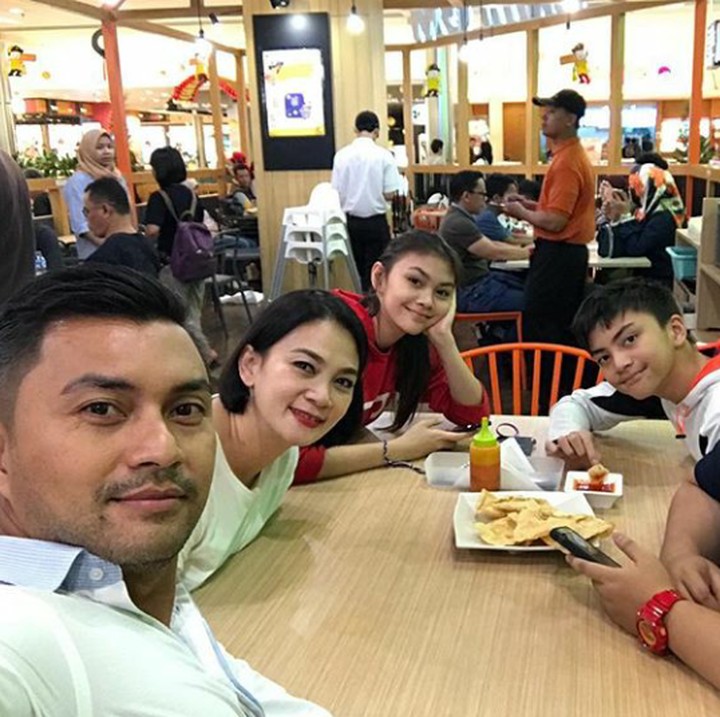 <p>Throwback saat menutup tahun 2017 dengan makan bersama keluarga. (Foto: Instagram @anjasmara)</p>