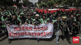 Gelar Demo, Netizen Keluhkan 'Hujan, Becek, Tak Ada Ojek'