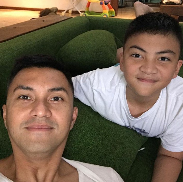 <p>Gimana Ayah Anjas dan Arka, Bun, mirip banget atau mirip aja? He-he-he. (Foto: Instagram @anjasmara)</p>