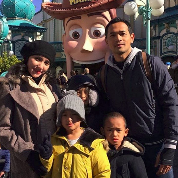 <p>Oka Antara dan istrinya Rara Wiritanaya menyebut liburan mereka sebagai #Antara'sJapanTrip. (Foto: Instagram/ @oks_antara)</p>