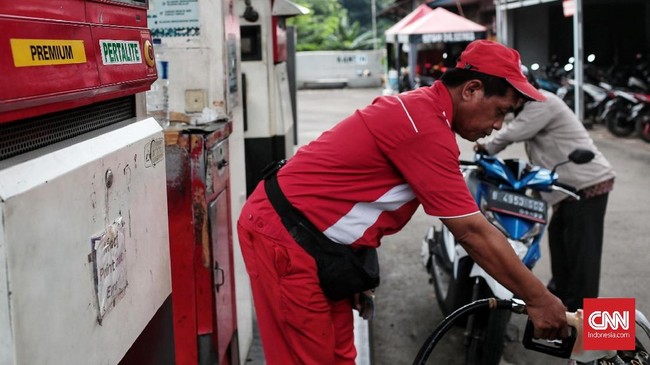 Sejumlah pengendara saat mengisi bahan bakar di SPBU, Jakarta, Selasa, 20 Maret 2018. Pemerintah kembali meneruskan Program BBM Satu Harga di tahun 2018 ini, Melalui program BBM satu harga, pemerintah bersama Pertamina berkomitmen untuk terus menambah jumlah lembaga penyalur BBM di seluruh Indonesia. Ini merupakan salah satu agenda prioritas pemerintahan Jokowi-JK yang termasuk dalam Nawacita yaitu membangun Indonesia dari pinggiran dengan memperkuat daerah dan desa dalam kerangka negara kesatuan. Sesuai roadmap BBM satu harga, pada tahun 2018 akan didirikan 73 lembaga penyalur terdiri dari 67 lembaga penyalur PT. Pertamina (Persero) dan enam lembaga penyalur PT. AKR Corporindo Tbk. SPBU BBM satu harga saat ini sudah ke-58 dan 59 yang telah beroperasi secara nasional.CNN Indonesia/Andry Novelino