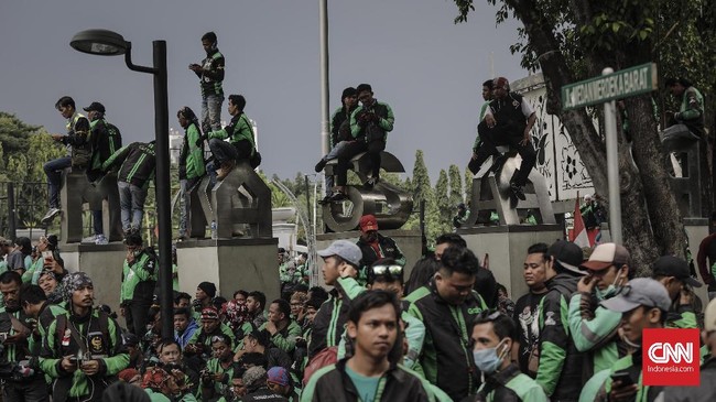 Pengamat minta aplikator tak acuh dan bantu menyikapi rencana demo sopir ojek online yang akan dilakukan bertepatan dengan pembukaan Asian Games, 18 Agustus.