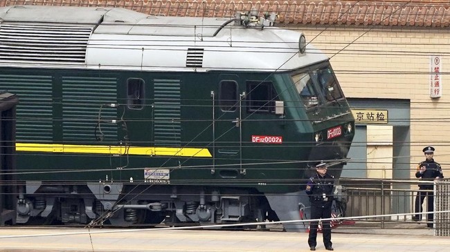 Kereta misterius yang diyakini mengangkut delegasi Korea Utara termasuk Kim Jong-un dilaporkan meninggalkan Beijing, China, Selasa (27/3) sore.