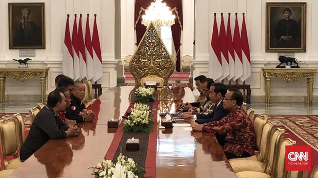 Jokowi menemui perwakilan aksi demo ojek online di depan Istana Merdeka. Dalam pertemuan itu Jokowi didampingi Menhub Budi Karya dan Mensekneg Pratikno.