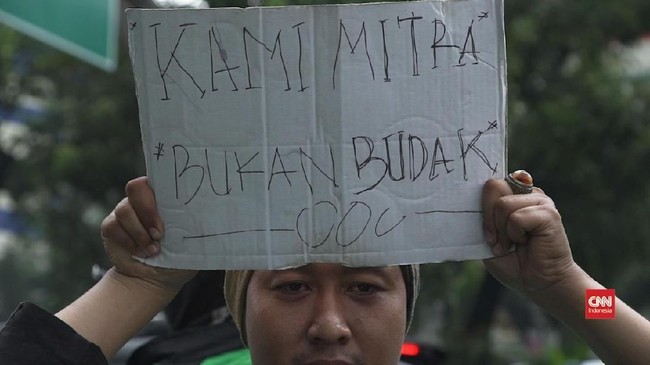 Rendahnya tarif, perubahan syarat bonus, hingga promo potongan bagi konsumen merupakan beberapa hal yang memberatkan dan merugikan para pengemudi ojek online.