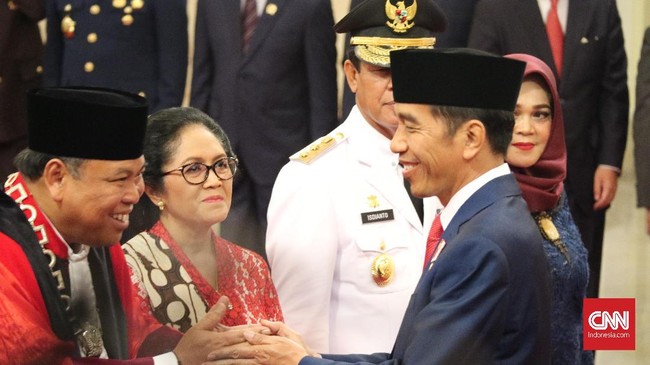 Arief Hidayat dua kali terbukti melanggar etik di MK. Jokowi didesak untuk tidak melantik Arief Hidayat sebagai hakim konstitusi.