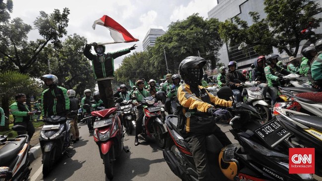 Ojek online kembali berdemo, tuntutan yang diajukan tetap seputar payung hukum transportasi umum kendaraan roda dua dan tarif.
