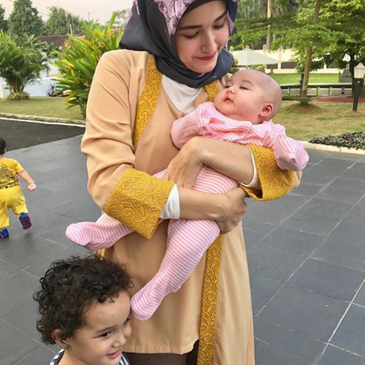 Eits, jangan salah fokus sama Kakak Sultan yang super menggemaskan ya, Bun. He-he-he. (Foto: Instagram @adeliapasha)