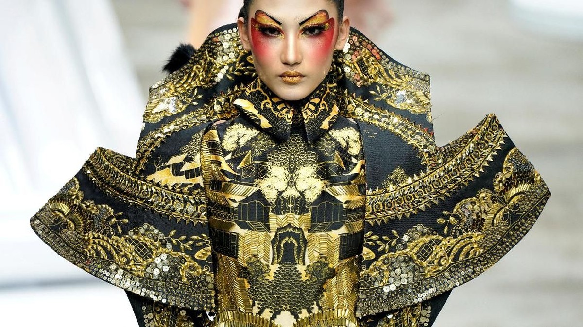 FOTO: Make-up Berani dan Gaun Couture di China Fashion Week