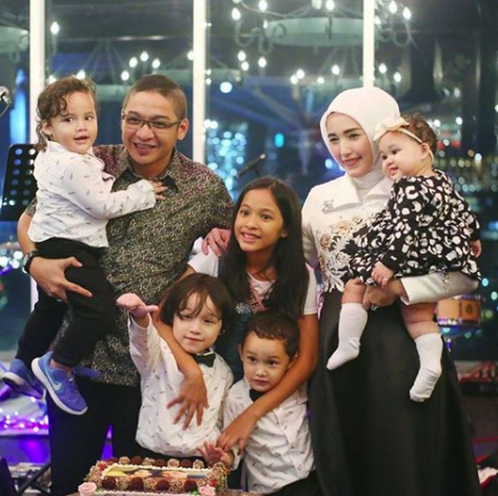 Saat merayakan ulang tahun ke-29 dan ulang tahun pernikahan yang ke-tujuh nih, Bun. (Foto: Instagram @adeliapasha)